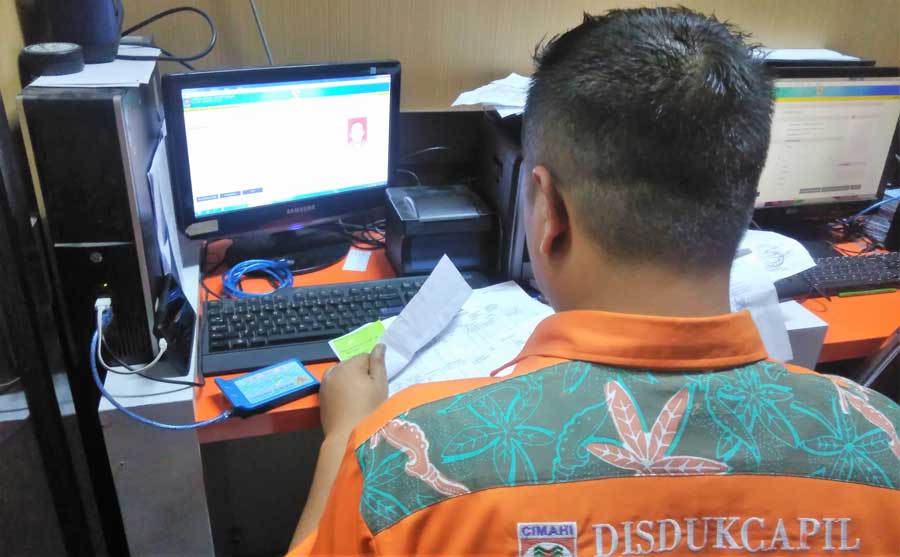 Pegawai Disdukcapil Kota Cimahi mengentri data KTP elektronik.