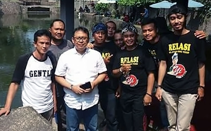 Komunitas Relawan Kang Yossi (RELASI) berfoto bersama Yossi Irianto bakal calon wali kota Bandung.