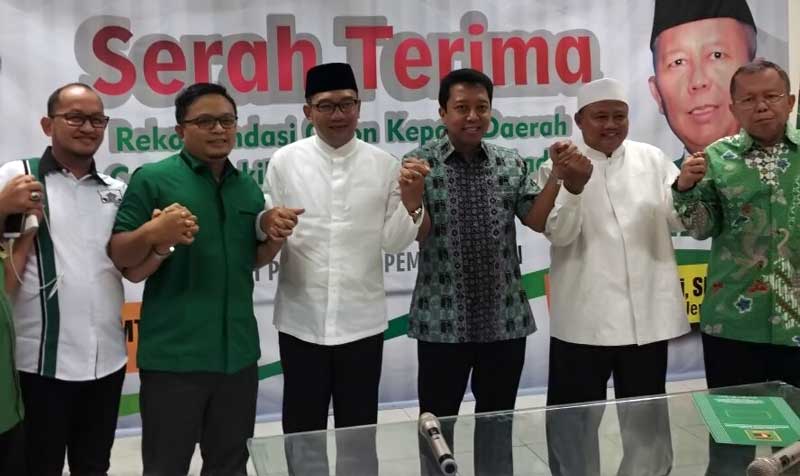 Ridwan Kamil berfoto bersama Ketua Umum PPP Romahurmuziy dan UU Ruzhanul Ulum usai penyerahan rekomendasi pasangan bakal calon  Gubernur dan Wakil Gubernur Jawa Barat
