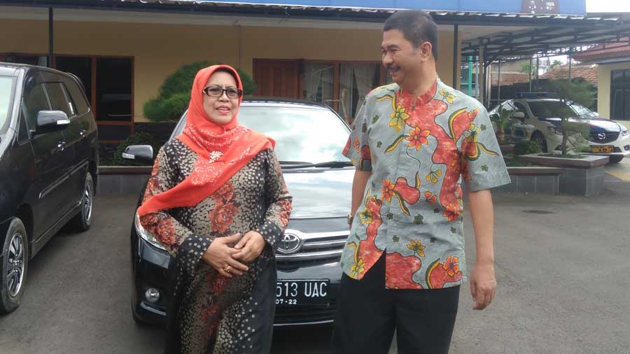 Elin-Maman usai mengurus SKCK di Mapolres Cimahi, Selasa (9/1/2018).