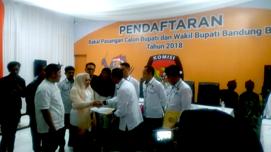 Penyerahan berkas pendaftaran dari pasangan Ikeu-Uben ke KPU KBB.