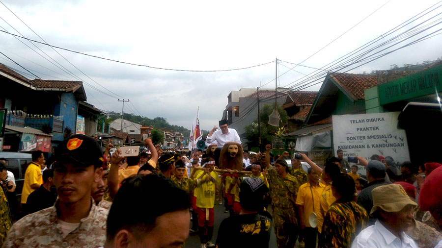 Pasangan Doddy-Pupu diantar menggunakan Sisingaan ke KPU KBB.