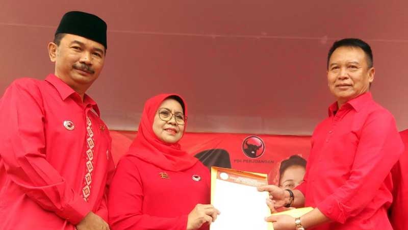 Elin dan Maman menerima surat rekomendasi dari Ketua DPD PDIP Jabar TB. Hasanudin.