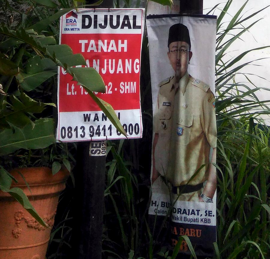 Tiang listrik yang semestinya steril pun dijadikan alat untuk memasang alat peraga bakal calon.