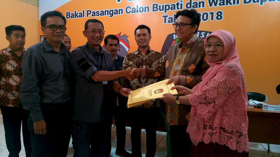 Ketua KPU Kabupaten Bandung Barat Iing Nurdin menerima berkas administrasi test kesehatan  di Sekretariat KPU, Jalan Raya Purwakarta, Rabu (17/1/2018).