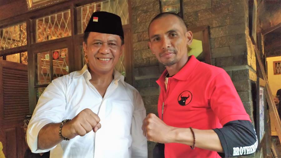 Ketua Aliansi Barisan Tubagus Hasanuddin - Anton Charliyan (ABATHASA) Dende Surahman berfoto bersama bakal calon wakil gubernur Anton Charliyan.