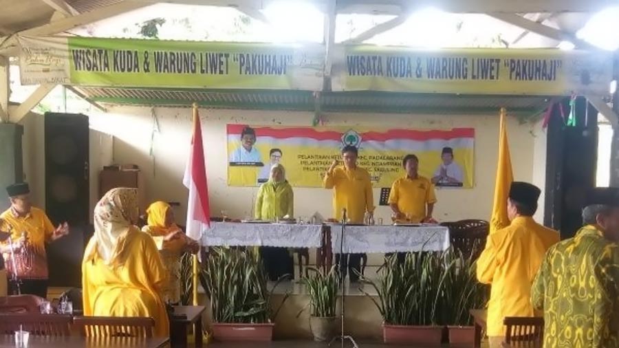 Ketua DPD II Kabupaten Bandung Barat Doddy Imron Cholid memimpin Musyawarah Partai Golkar Jelang Pilkada serentak di Pakuhaji, Ngamprah, Bandung Barat, Kamis (18/1/2018).