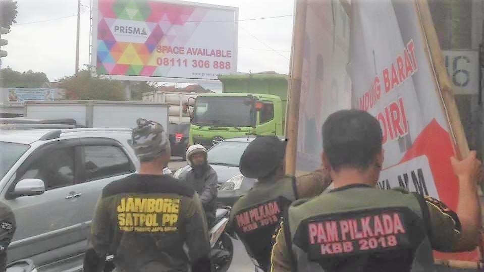 Satpol PP Kabupaten Bandung Barat menurunkan alat peraga sosialisasi bakal calon bupati.