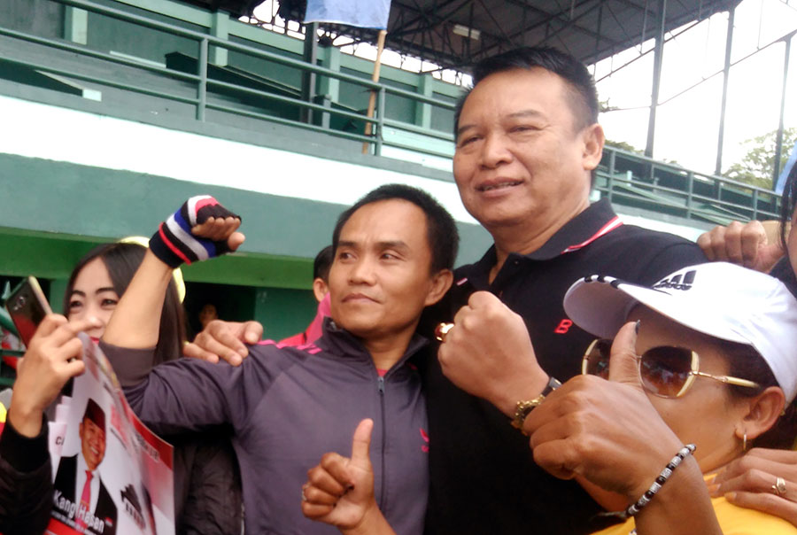 Tubagus Hasamudin bakal calon gubernur Jabar berfoto bersama warga Cimahi.
