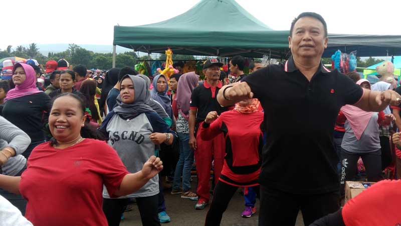 Bersama Warga Cimahi dan Ceu Edoh Balon Gubernur Jabar TB Hasanudin larut dalam olah raga senam