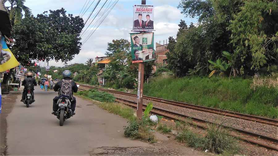 Alat propaganda politik terpasang di tiang listrik, pohon dan sejumlah fasilitas lainnya.