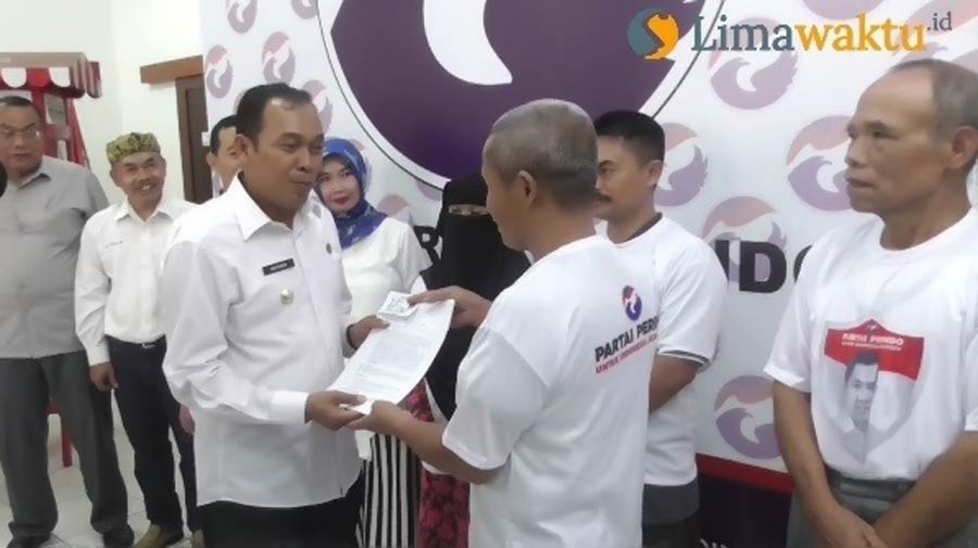 Wakil Wali Kota Cimahi Ngatiyana secara simbolis menyerahkan surat serah terima gerobak kepada pedagang saat menghadiri undangan DPD Partai Perindo Kota Cimahi.