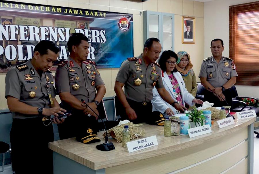  dr Leony yang didampingi Kapolda Jabar Irjen Pol Agung Budi Maryoto memberikan hasil pemeriksaan kejiwaan tersangka penganiaya KH Umar Basri.