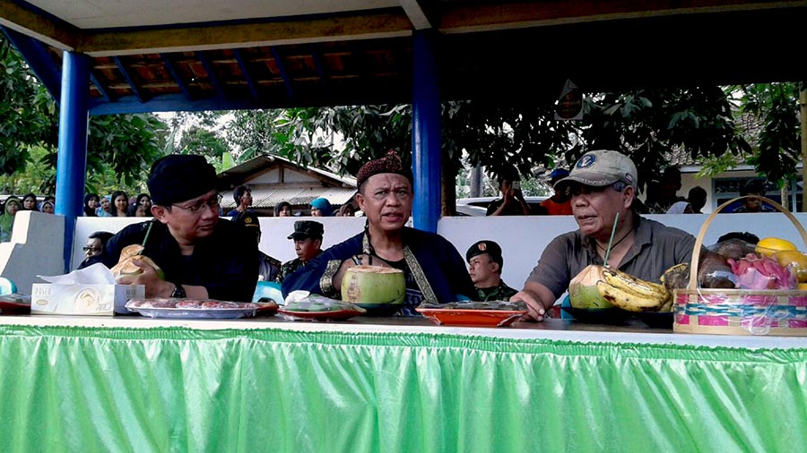 ​Calon Wakil Gubernur Jabar Anton Charliyan bersama Abah Wahyu (bertopi) Pembina Perguruan Silat Gagak Lumejang, Garut.