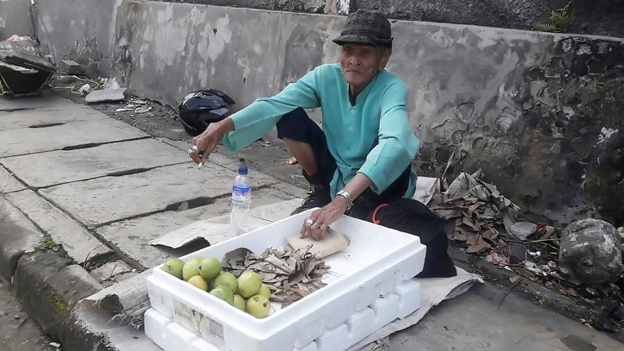 Abah Minsahi, penjual jambu biji yang masih berkeliling di usianya yang telah mencapai 88 tahun.