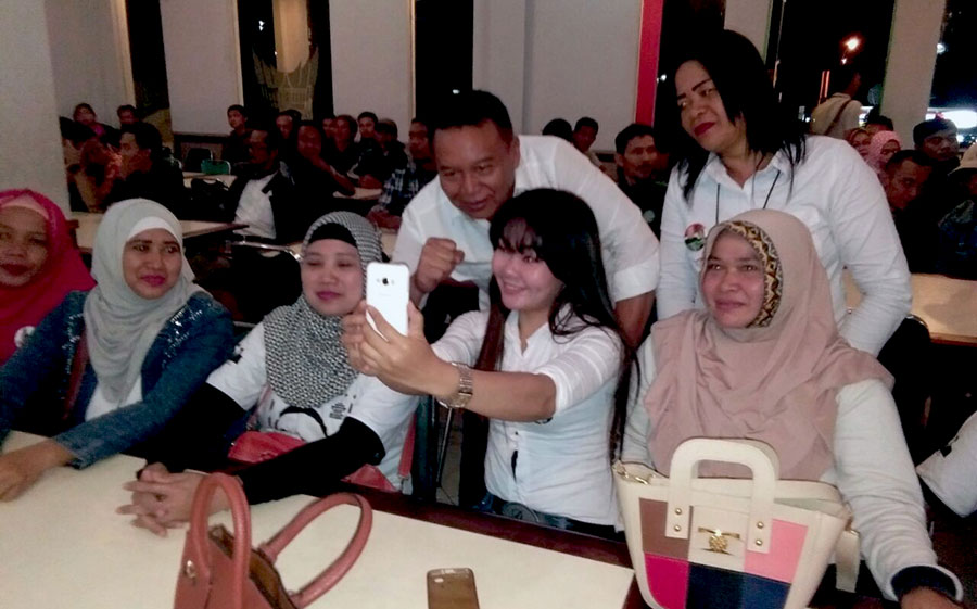 ​Rere Sekretaris DPD BNP Jabar swafoto bersama Balon Gubernur Hasanuddin selepas acara.