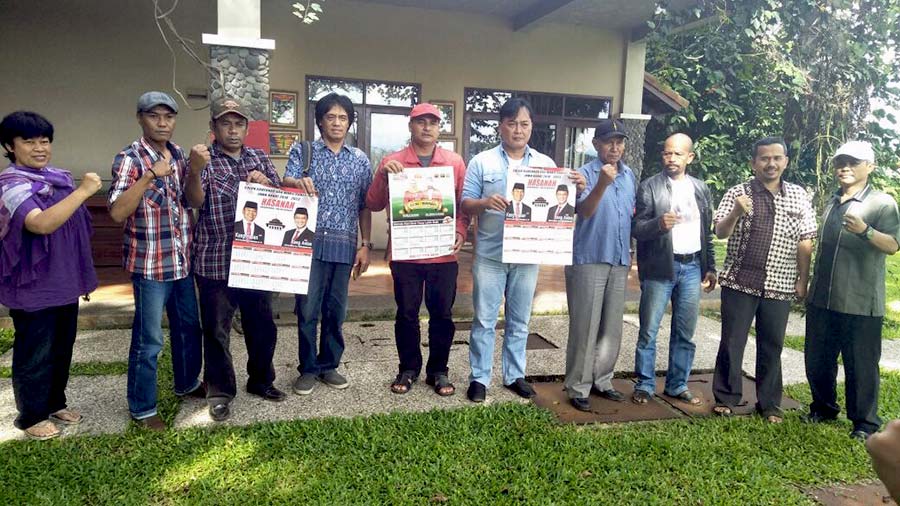 Relawan Pemenangan Hasanah dan Emas Berfoto bersama di Posko.