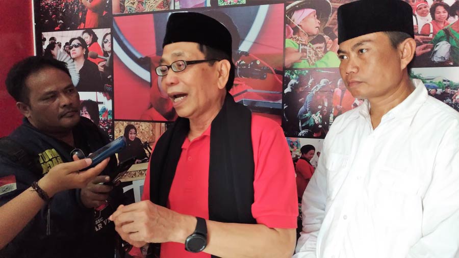 Dr. KH. Jalaluddin Rakhmat, M.Sc yang didampingi Ust. Ayi Somantri Ketua DPC Baitul Muslimin Indonesia (BAMUSI) Kabupaten Bandung.