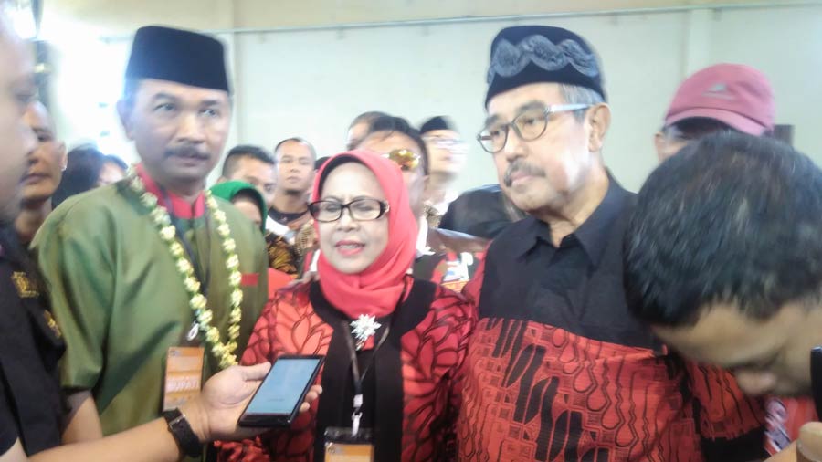 Paslon Bupati dan Wakil Bupati Bandung Barat periode 2018-2023, Elin Suharliah-Maman S Sunjaya (Emas) bersama dengan Bupati Bandung Barat, Abubakar.