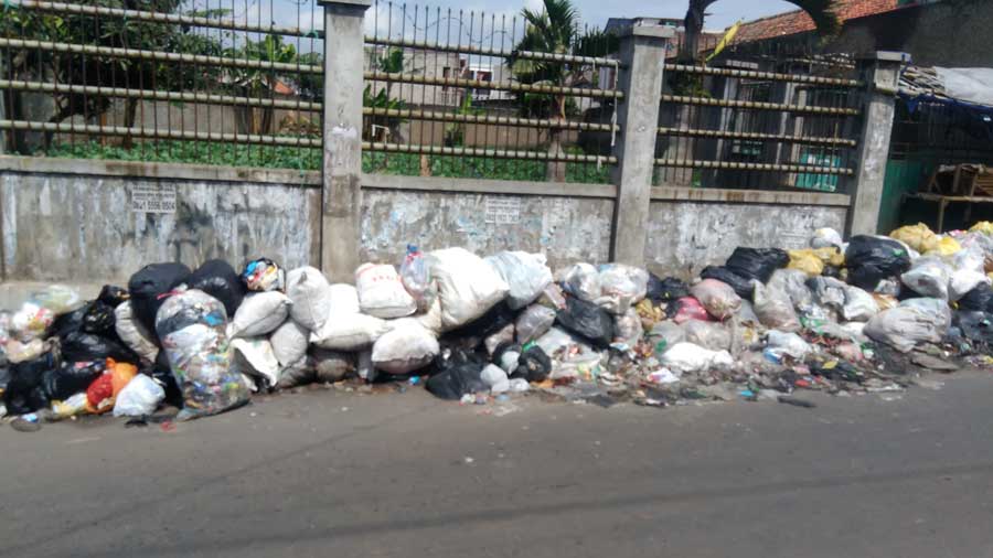 Sampah yang menumpuk di pinggir Jalan Cihanjuang, Desa Cihanjuang, Kecamatan Parongpong, Kabupaten Bandung Barat