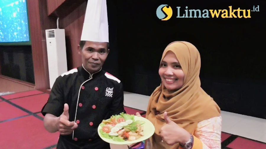 Kepala Cabang Twin Tulipware Yussi, menunjukan hasil olahan dari Chef Erwin Sambora, saat Demo Baking Cooking di Kantor Cabang Tulipware Cimahi.