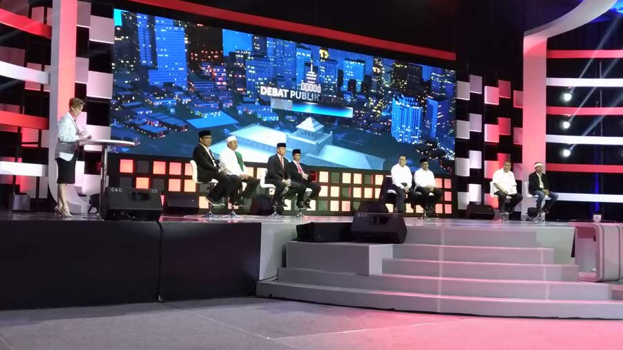 Empat pasangan Calon Gubernur dan Wakil Gubernur Jawa Barat mengikuti Debat Publik putaran pertama Pilgub 2018 yang dipandu oleh Rosiana Silalahi.
