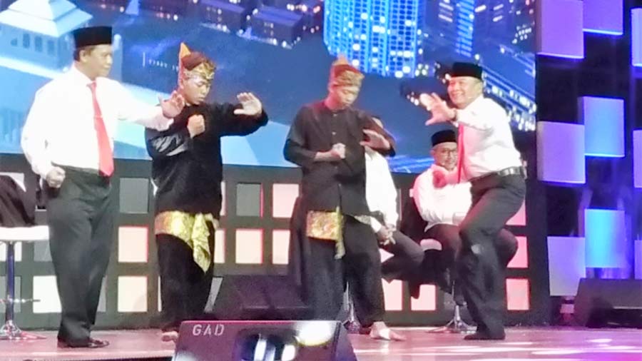 Kang Hasan (Tb. Hasanuddin) yang tampak menyatu dan akrab dengan budaya Sunda yaitu seni beladiri Pencak Silat. 