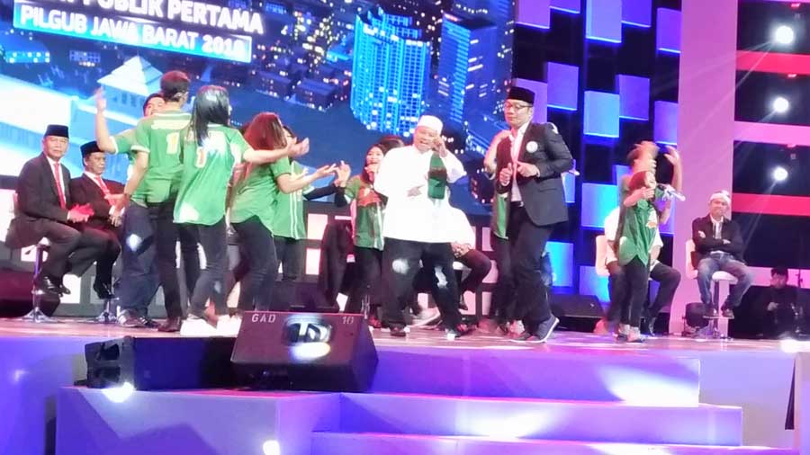 Kang Emil (Ridwan Kamil) tampil berunjuk gigi dengan gerakan tari ala moonwalk Michael Jackson.