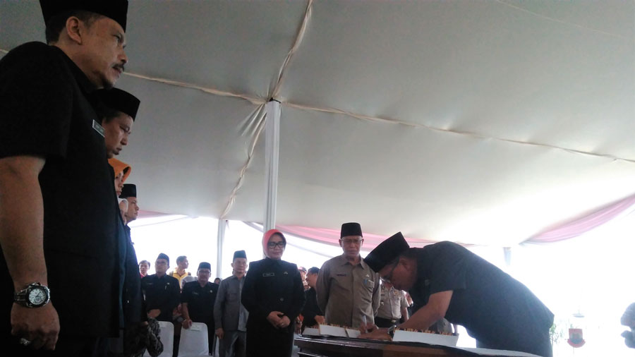 Wali Kota Cimahi Ajay M Priatna saat melantik 97 ASN Kota Cimahi di Lapangan Padasuka, Kecamatan Cimahi Tengah, Kota Cimahi.