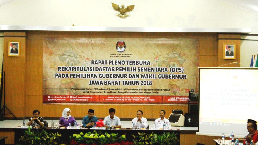 Rapat Pleno terbuka Rekapitulasi DPS pada Pilgub Jabar 2018 di Aula Setia Permana Jl. Garut, Kota Bandung, yang berakhir Sabtu dinihari (17/3/18).