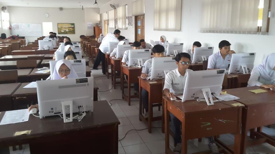 SMA Negeri 10 Bandung merupakan sekolah pertama dan satu-satunya melaksanakan Ujian Sekolah Berstandar Nasional (USBN) 2018 dengan menggunakan ujian berbasis komputer.