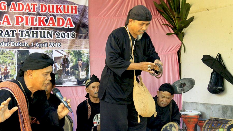 Seniman Menyanyikan syair lagu marawis yang berbahasa Sunda di Kampung Adat Dukuh Desa Ciroyom Kecamatan Cikelet Garut, Minggu (1/4/18).