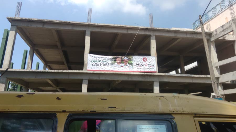 Spanduk pasangan calon Gubernur dan Wakil Gubernur Jawa Barat, Deddy Mizwar-Dedi Mulyadi terpampang pada proyek Pasar Atas Baru (PAB) terbaru milik Pemerintah Kota Cimahi.