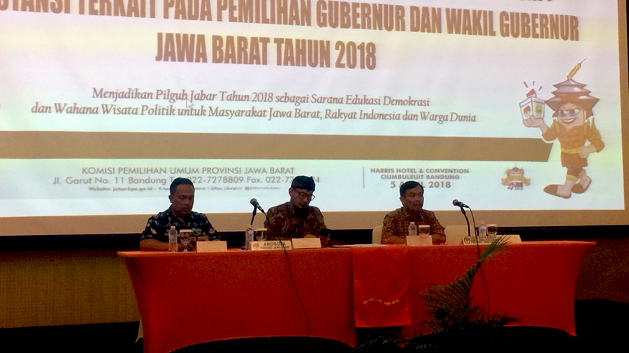  Rapat Koordinasi Sinkronisasi Daftar Pemilih Sementara Hasil Perbaikan (DPSHP) Pilgub Jabar antara KPU dengan instansi terkait di Hotel Harris Jl. Ciumbuleuit No. 53-58 Bandung, Kamis (5/4/18).