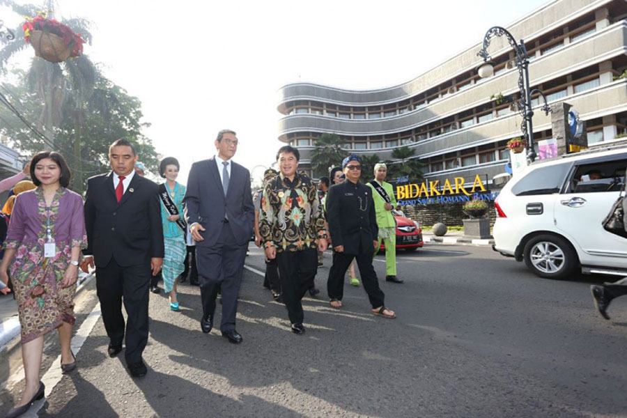  Historical Walk dari Hotel Savoy Homann menuju Gedung Merdeka di Bandung, Rabu (18/4/18).