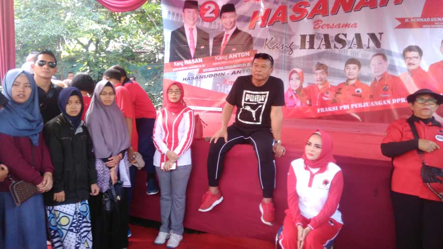 Calon Gubernur Jawa Barat nomor 2 Tubagus Hasanudin melakukan kampanye dialogis di Alun-alun Kota Cimahi, Minggu (22/4/2018).