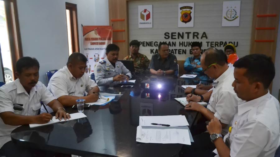 Rapat koordinasi yang digelar Panwaslu Kab Bandung bersama KPU, Dinas Perhubungan, Satpol PP, Badan Kesbang, Dinas Perizinan dan Disperkimtam serta Organda di kantor Panwaslu, Rabu (25/4/2018).