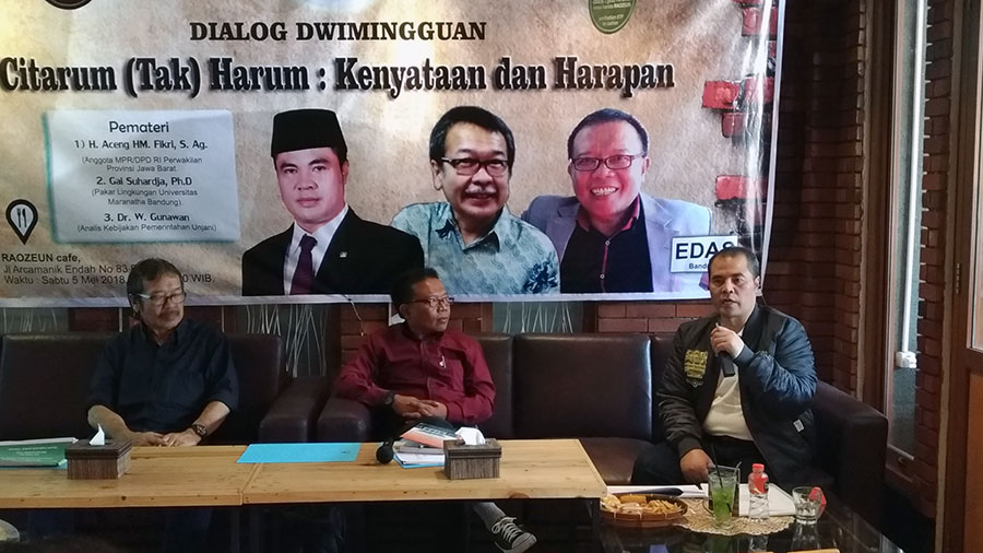 Dialog Dwimingguan yang digelar Eksplorasi Dinamika dan Analisa Sosial (EDAS), di Raozeun Cafe, Arcamanik Kota Bandung, Sabtu (5/5/18).