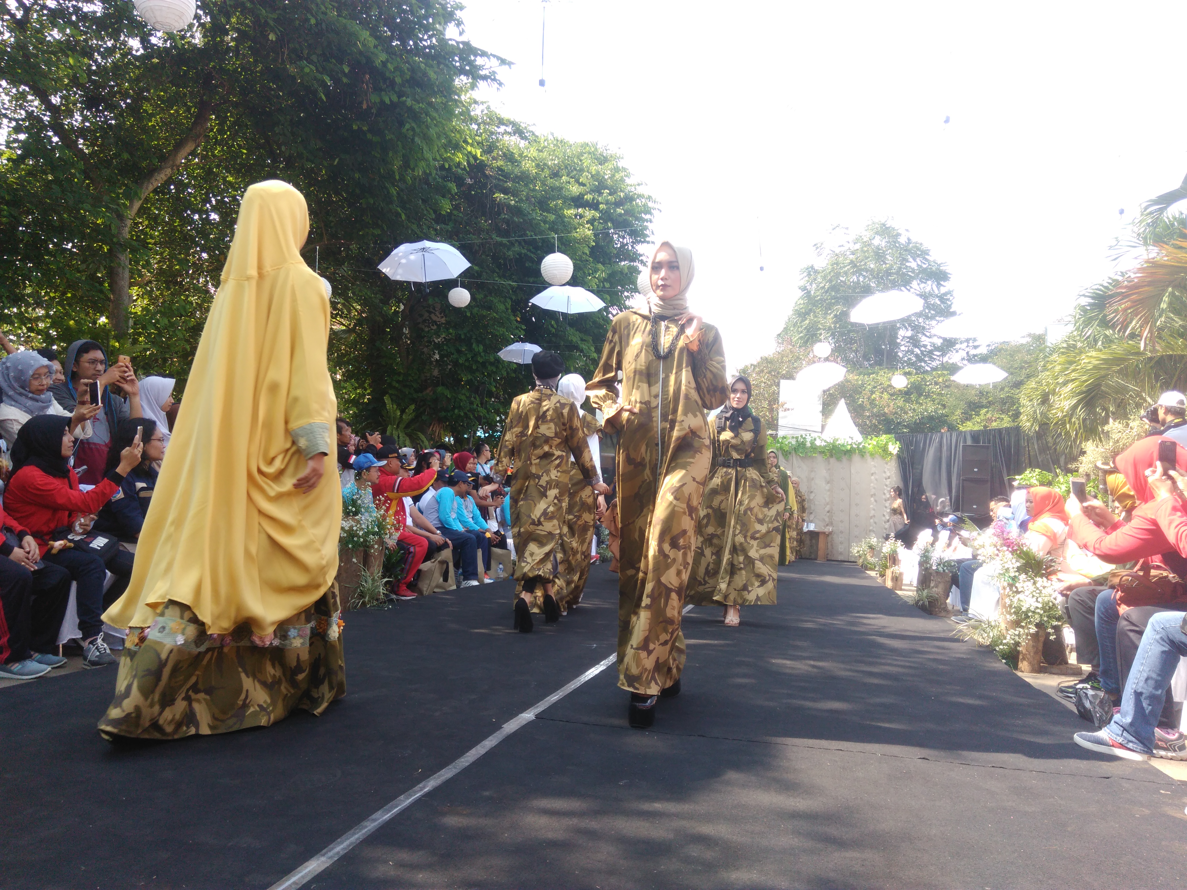 Fashihon show yang bertajuk Cimahi Creative Fashion Street 'Army' 2018.