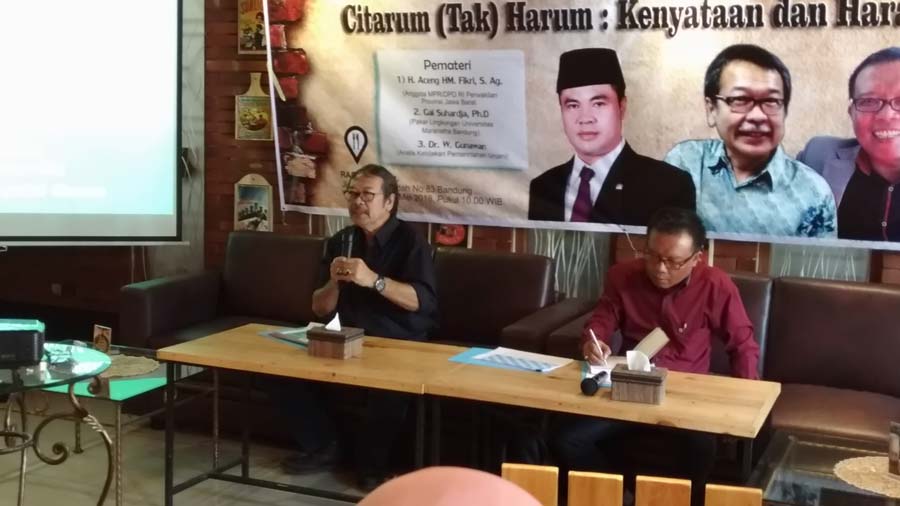 Dialog Dwimingguan yang digelar Eksplorasi Dinamika dan Analisa Sosial (EDAS) bertema Citarum (Tak) Harum, di Raozeun Cafe, Arcamanik Kota Bandung, Kemarin.