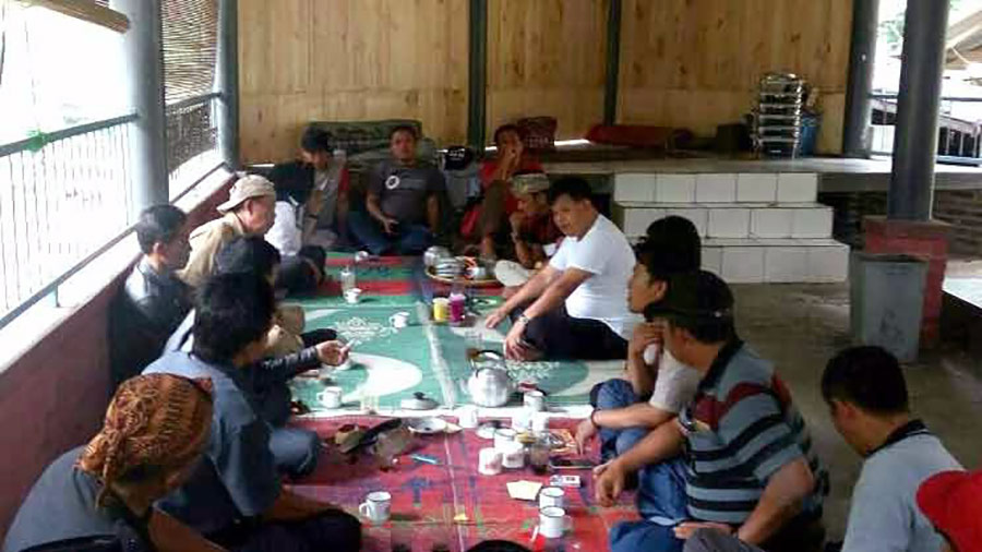 15 Kepala Desa (Kades) dari tiga kecamatan di Kabupaten Bandung Barat (KBB) menggelar pertemuan dengan salah satu calon Bupati Bandung Barat pada 24 April 2018 di daerah Cililin.