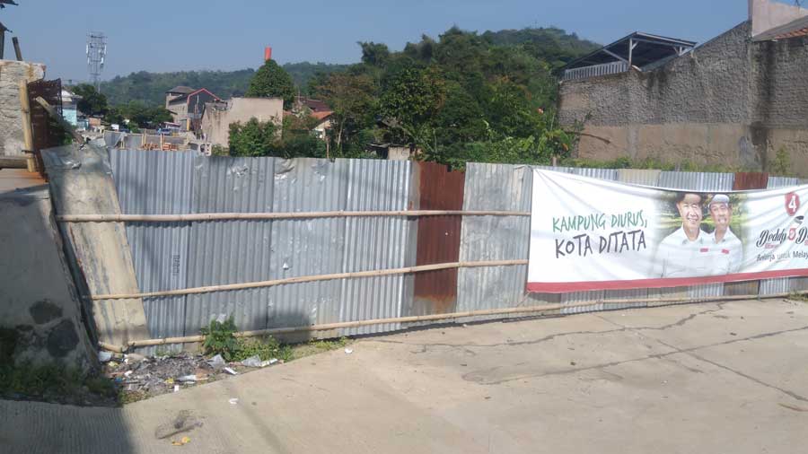 Spanduk pasangan calon (paslon) Gubernur dan Wakil Gubernur Jawa Barat 2018 terpasang pada proyek pembangunan flyover Padasuka milik Pemerintah Kota Cimahi.
