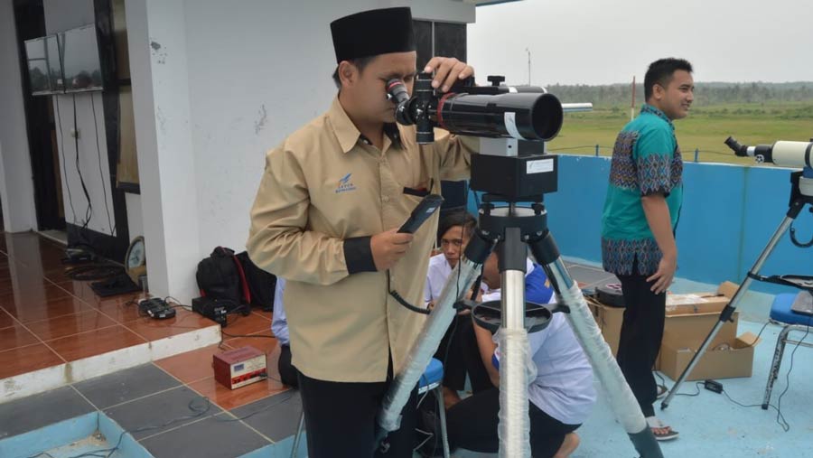 Tim Balai Uji Teknologi dan Pengamatan Antariksa dan Atmosfer (BUTPAA-LAPAN) Pameungpeuk, Kabupaten Garut melaksanakan pengamatan hilal untuk menentukan awal 1 Ramadhan 1439 Hijriyah.