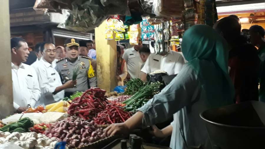 Kapolres Cimahi AKBP Rusdy Pramana Sidak dengan Wali Kota Cimahi Ajay M Priatna di Pasar Cimindi, Rabu (16/5/2018).