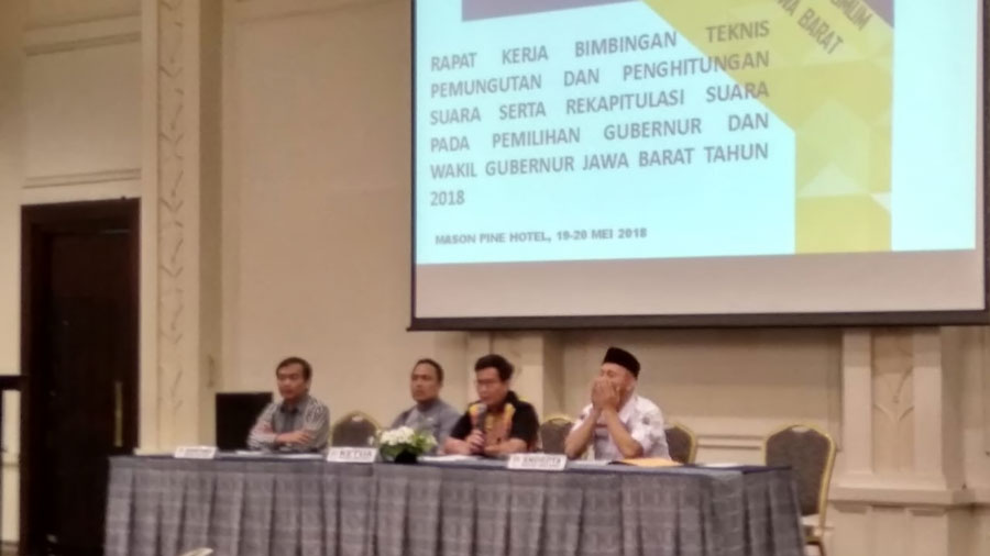 Ketua KPU Jabar Yayat Hidayat pada acara Bintek Pemungutan, Penghitungan, dan Rekapitulasi Suara Pilgub Jabar 2018 di Hotel Mason Pine Jl. Raya Parahyangan Kabupaten Bandung Barat, Sabtu (19/5/18).