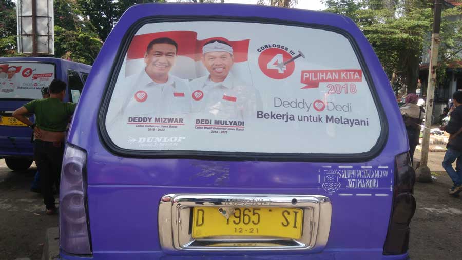 Stiker salah satu paslon pilgub jabar yang menempel di angkot.