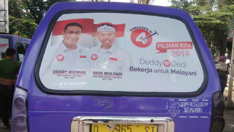 Stiker salah satu paslon pilgub jabar yang menempel di angkot.