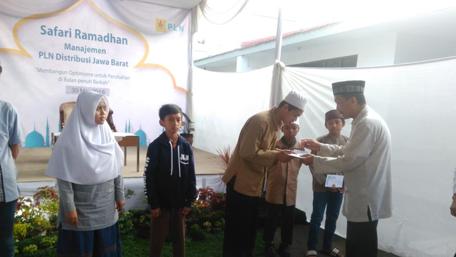 PLN Area Cimahi dan Yayasan Baitul Mal ikut memeriahkan momen berkah ramadan, berbagi dengan kaum duafa, guru ngaji dan anak yatim.