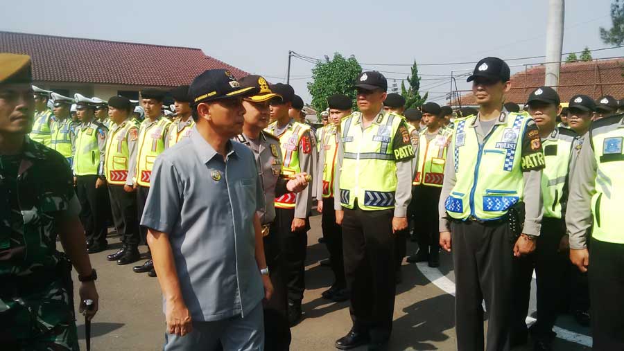 Wali Kota Cimahi, Ajay M Priatna saat pel bersama di Lapangan uji praktik SIM Sat Lantas Polres Cimahi, Jalan Amir Machmud, Rabu (6/6/2018).