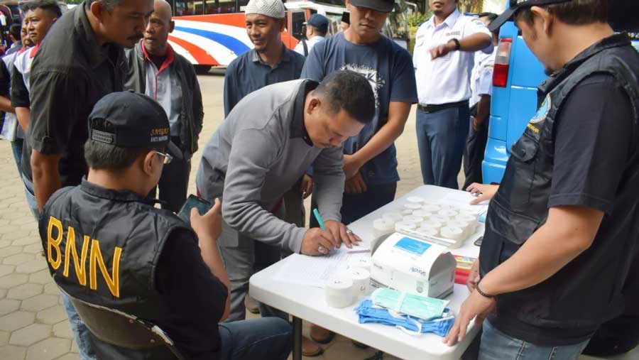 Tes Urine pada para sopir mudik gratis.